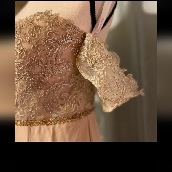 Elegant Black and Gold Off-Shoulder Dress - Picture 6 of 7